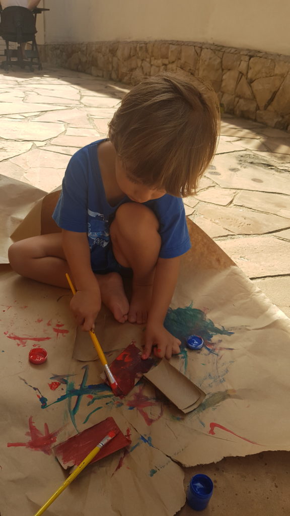 Pista de carrinhos com tubos de papel higiênico 