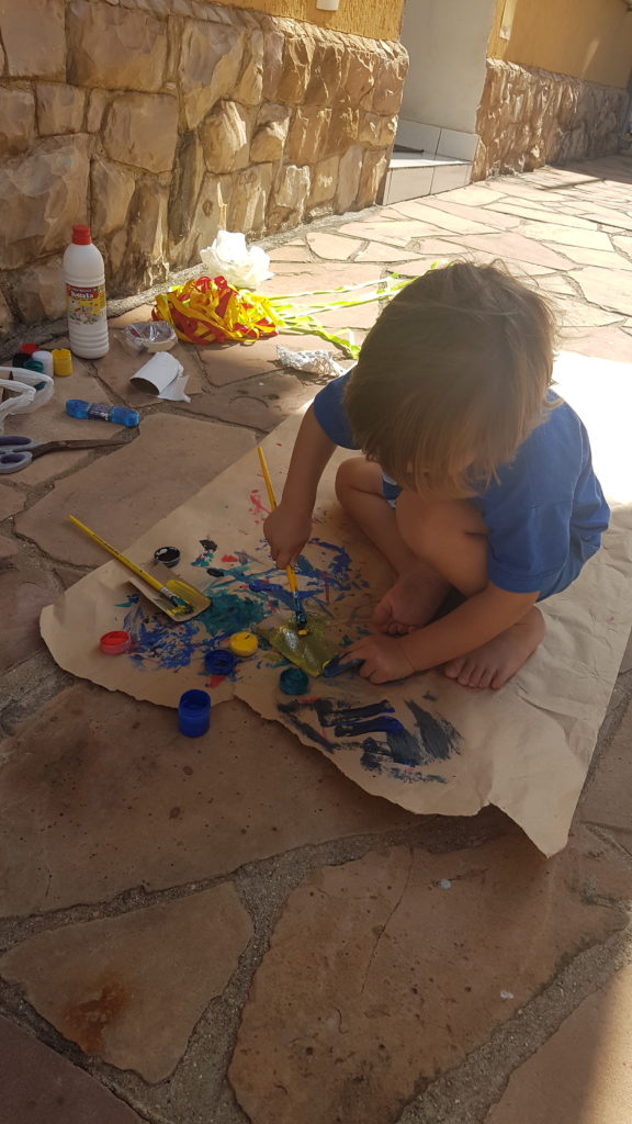 Pista de carrinhos com tubos de papel higiênico 